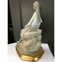 Beeld slanke vrouw liadro