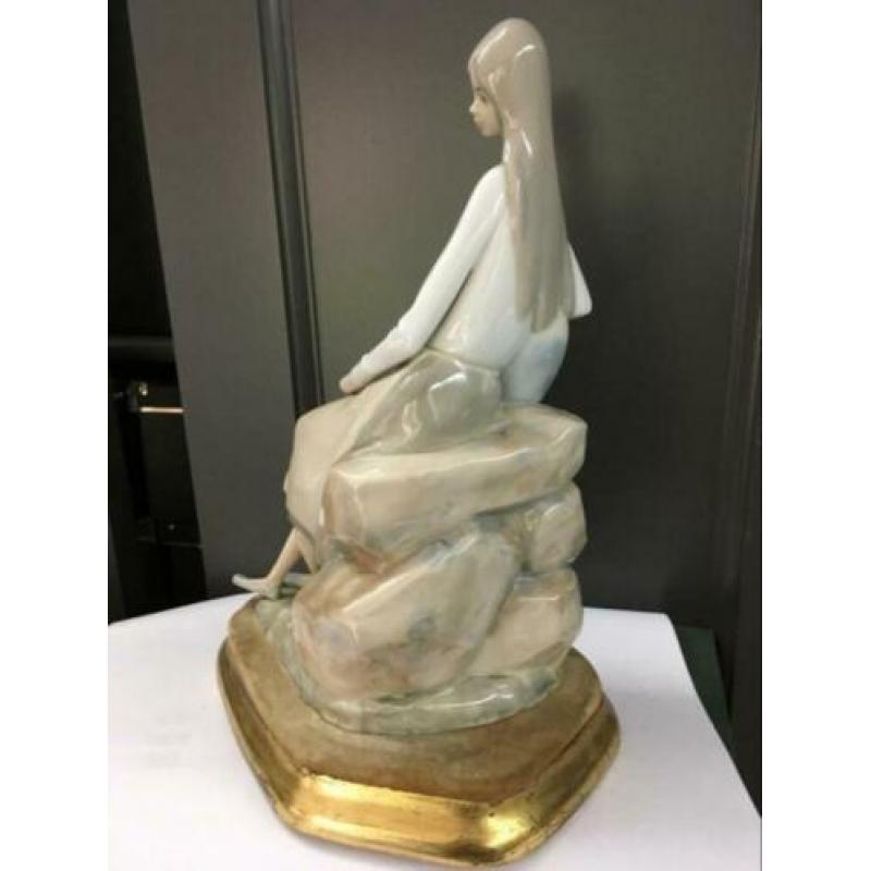 Beeld slanke vrouw liadro