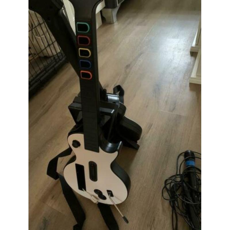 Gitar Hero Wii met 6 spellen en 2 gitaren en 2 microfoons