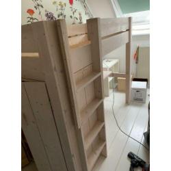Hoogslaper, kledingkast en bureau in 1