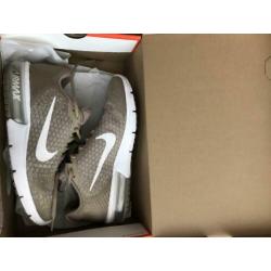 Splinternieuwe Nikes, maat 43