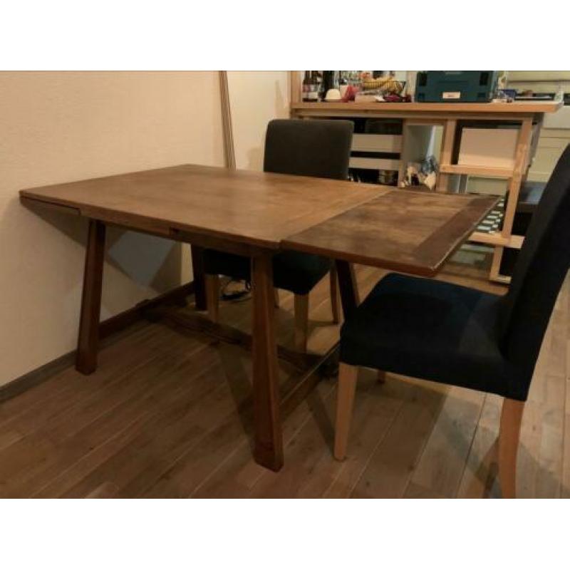 Tafel met verlengstukken en 4 stoelen