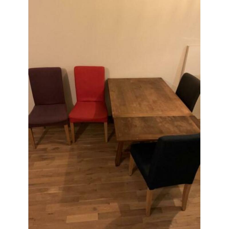 Tafel met verlengstukken en 4 stoelen