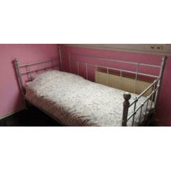 Eenpersoonsbed , lattenbodem en matras