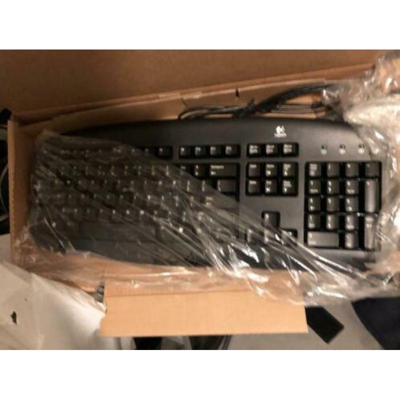 4x Pc’s inclusief schermen en nieuw toetsboarden