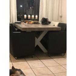4 zwarte leren stoelen