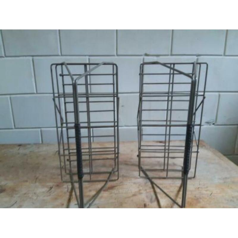 2 vintage flessenrekken