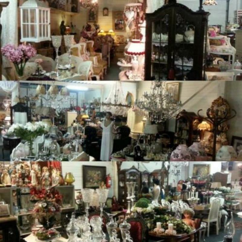 Nette vitrine kast glazen schappen en spiegel achter wand