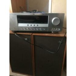 Yamaha versterker met twee speaker boxen