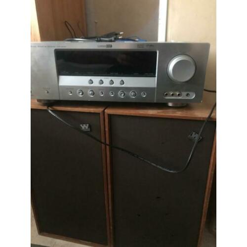 Yamaha versterker met twee speaker boxen