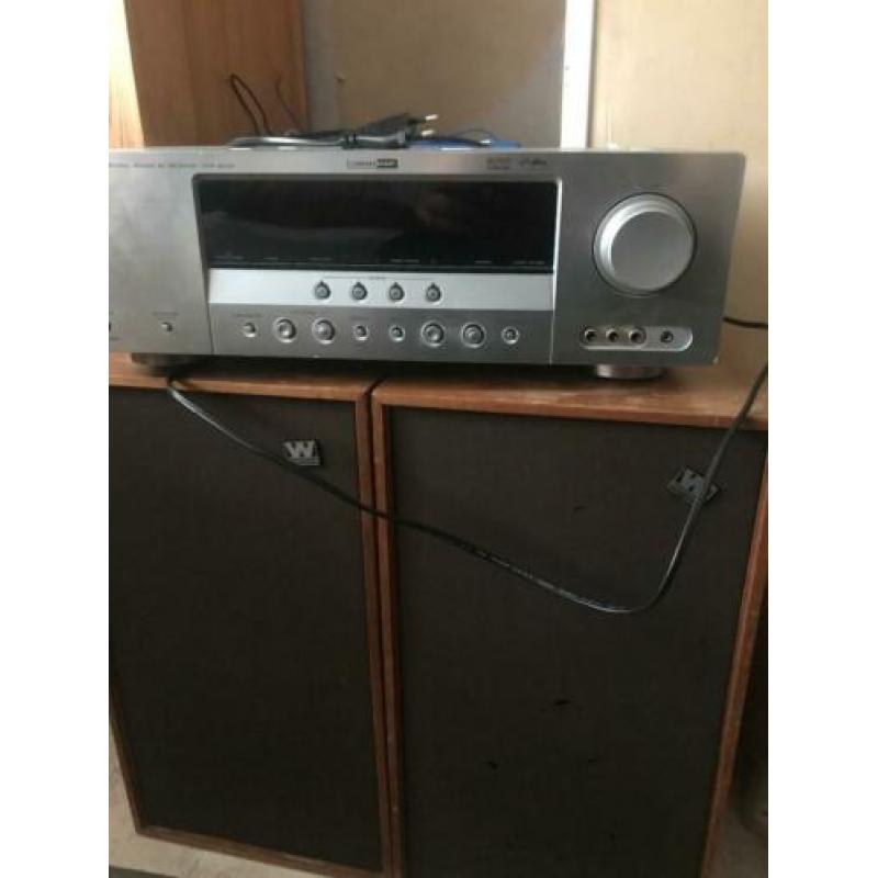 Yamaha versterker met twee speaker boxen