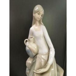 Beeld slanke vrouw liadro