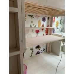Hoogslaper, kledingkast en bureau in 1