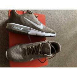 Splinternieuwe Nikes, maat 43