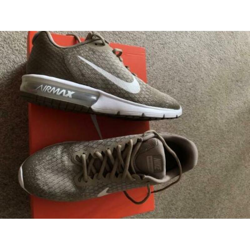 Splinternieuwe Nikes, maat 43