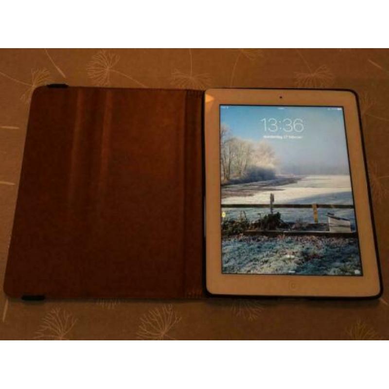 iPad 16GB WiFi wit met mooie hoes (ziet er als nieuw uit)