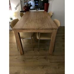 Mooie houten tafel en stoelen
