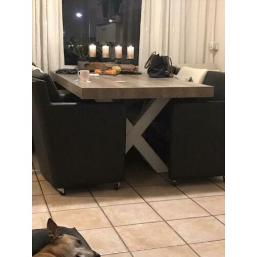 4 zwarte leren stoelen
