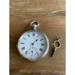 Zilver zakhorloge met sleuteltje