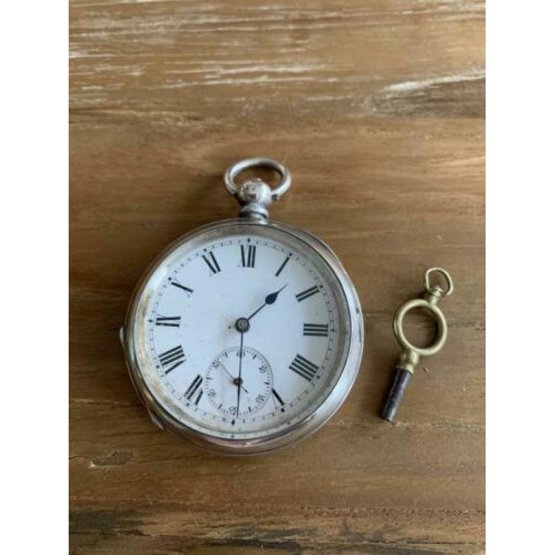Zilver zakhorloge met sleuteltje