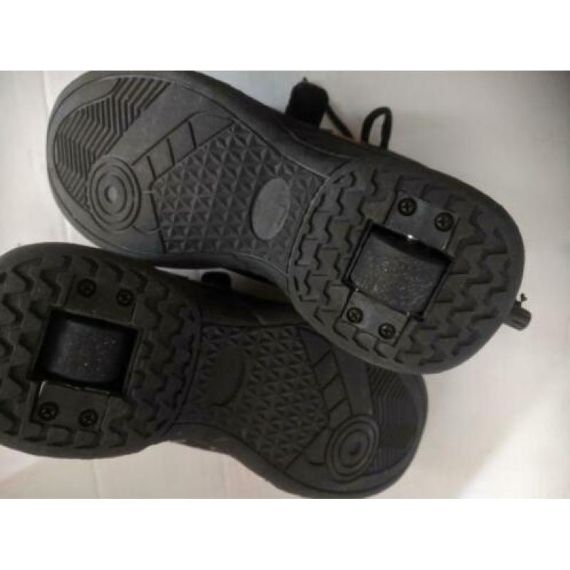 Clickerschoenen met wieltjes, mt 34/35 en mt 36/37.