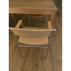Mooie houten tafel en stoelen