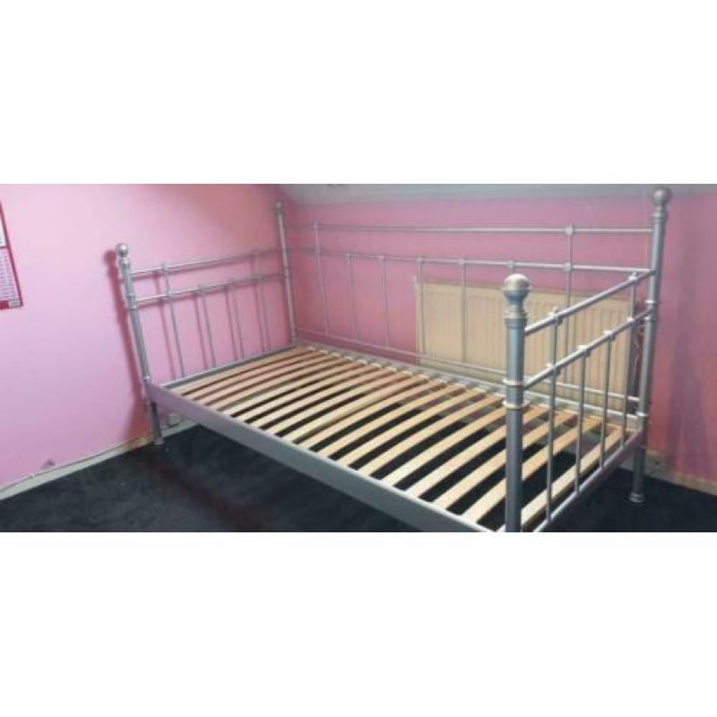 Eenpersoonsbed , lattenbodem en matras