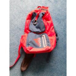 Sticktas / rugtas adidas donkerblauw met rood.