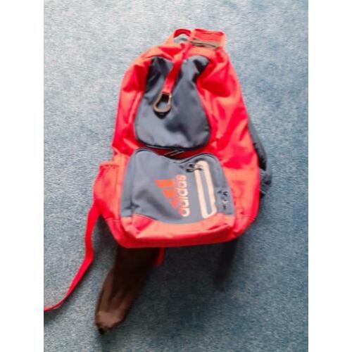 Sticktas / rugtas adidas donkerblauw met rood.