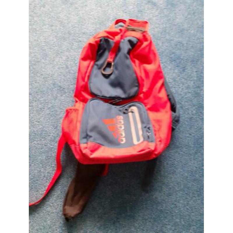 Sticktas / rugtas adidas donkerblauw met rood.