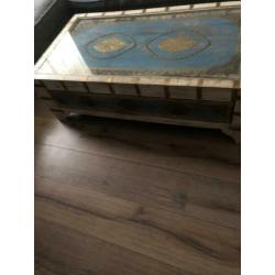 Mooie salontafel met koper elementen en glasplaat