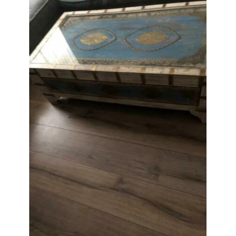 Mooie salontafel met koper elementen en glasplaat