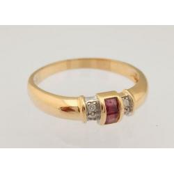 18 karaat Gouden Ring 2 Robijnen en 4 Diamanten M 17.75
