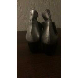 Mooie schoen zilver leer merk