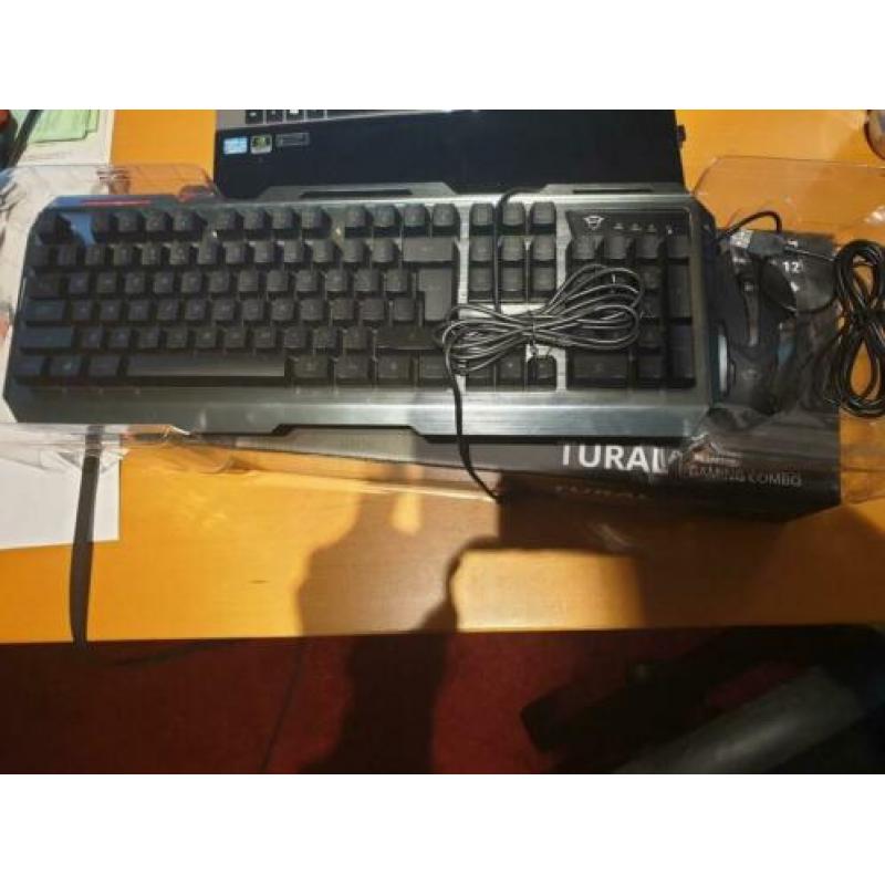 Trust GXT 845 gaming toetsenbord en muis combinatie nieuw