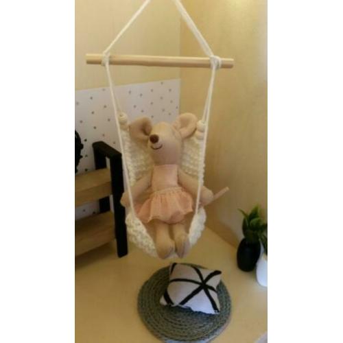 Poppenhuis accessoires, modern poppenhuis /hangstoel