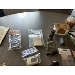 Verschillende poppenhuis spullen