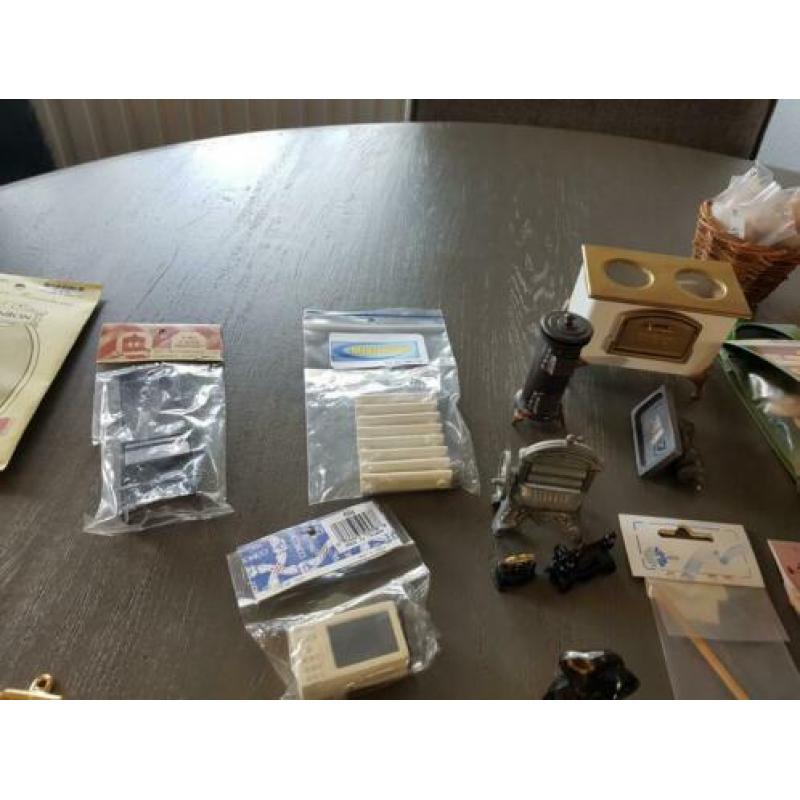 Verschillende poppenhuis spullen
