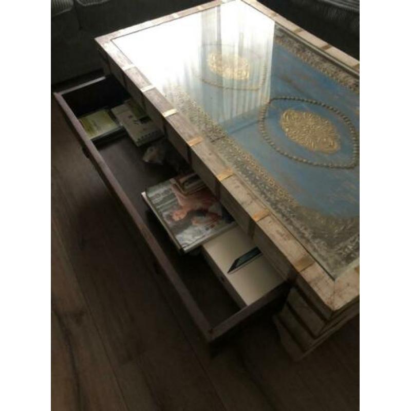 Mooie salontafel met koper elementen en glasplaat