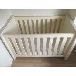 Ledikant en commode