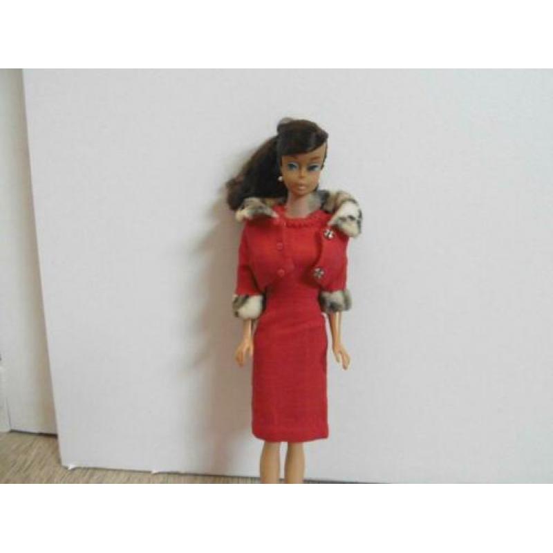 Vintage Barbie swirl brunette met kledij.
