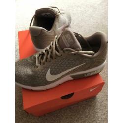 Splinternieuwe Nikes, maat 43