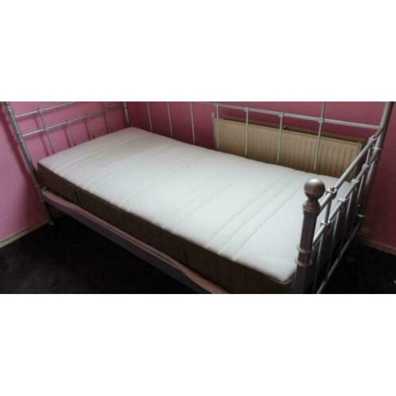 Eenpersoonsbed , lattenbodem en matras