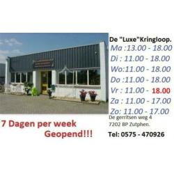 Nette vitrine kast glazen schappen en spiegel achter wand
