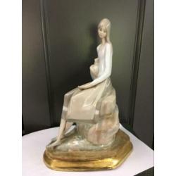 Beeld slanke vrouw liadro