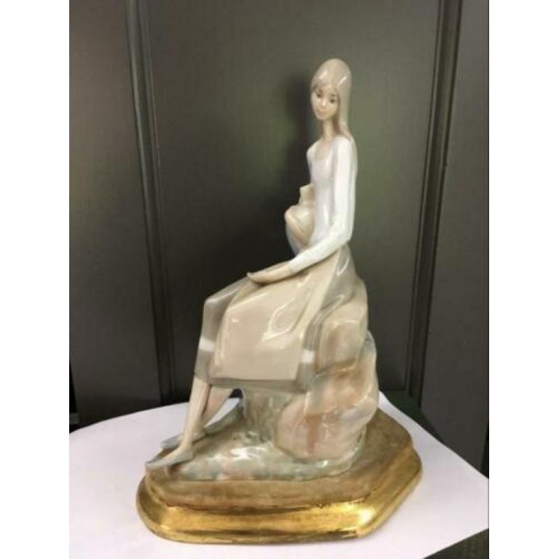 Beeld slanke vrouw liadro