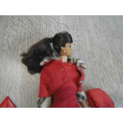 Vintage Barbie swirl brunette met kledij.