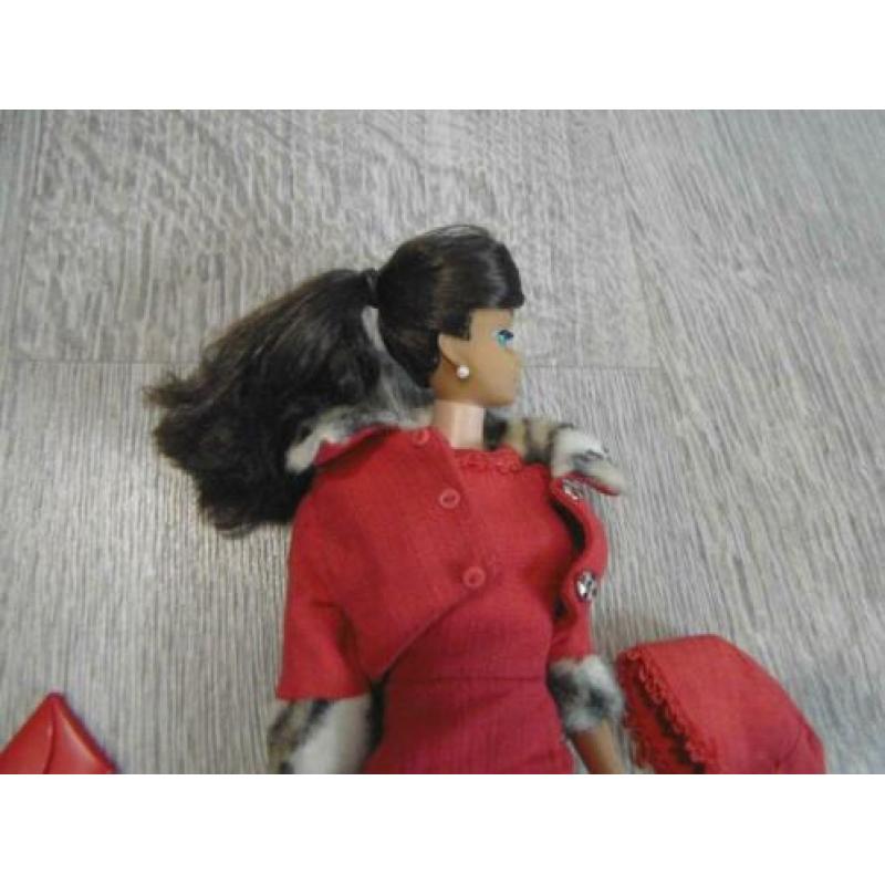 Vintage Barbie swirl brunette met kledij.