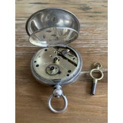 Zilver zakhorloge met sleuteltje