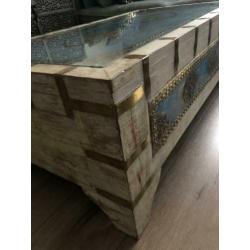 Mooie salontafel met koper elementen en glasplaat
